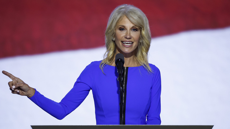 Kellyanne Conway hodling a speech.