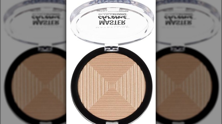 Highlighter / woman wearing highlighter 