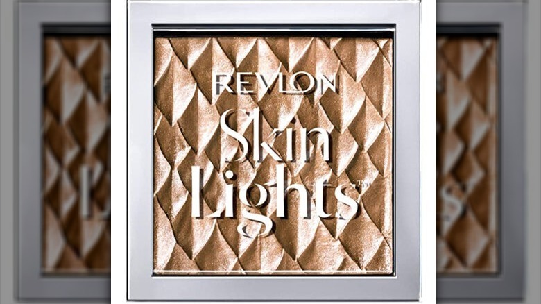 Revlon compact / model wearing Revlon highlighter