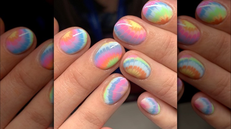 Pastel tie-dye manicure 