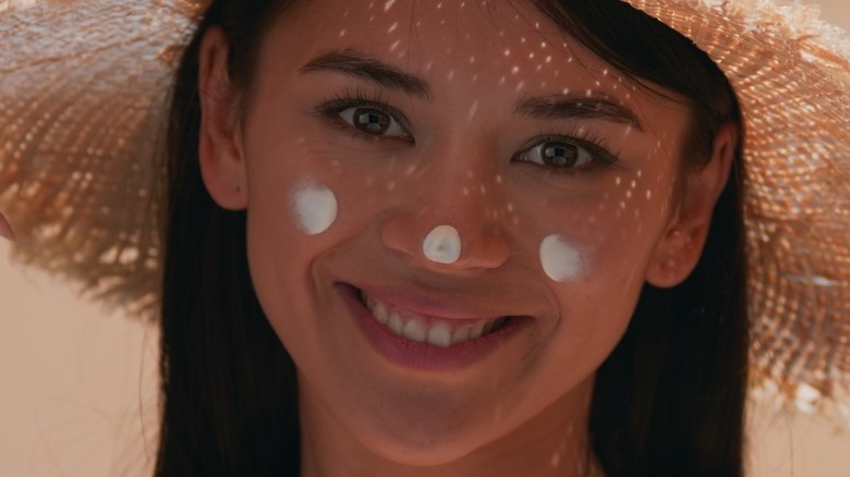 female wear sunscreen on face