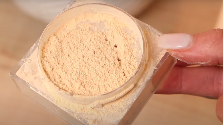 close up loose setting powder