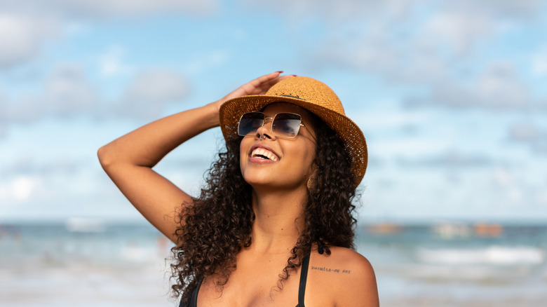woman wearing beach hat