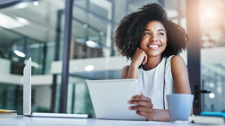 woman at desk with laptop
