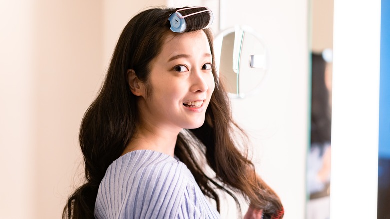 Curtain bangs in velcro roller