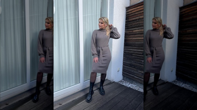 woman wearing gray dress