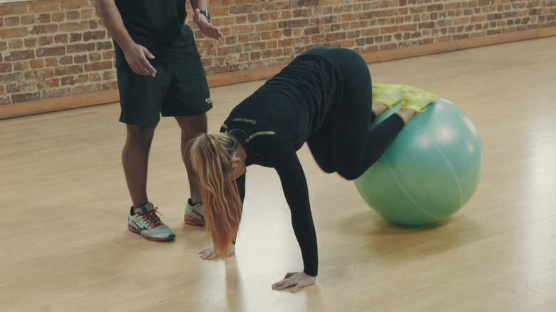 Woman doing knee tuck 