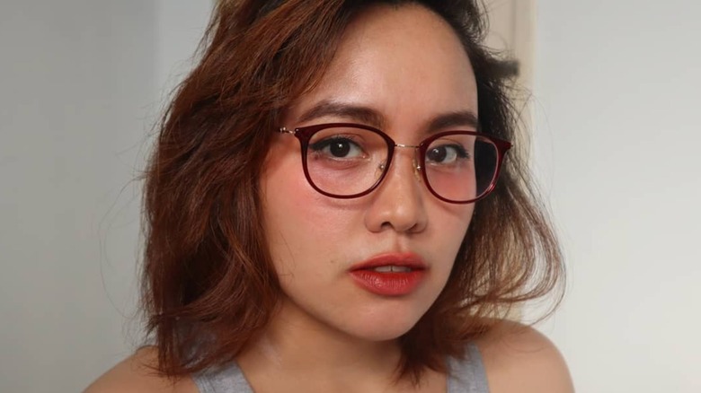 Woman wearing under-eye blush