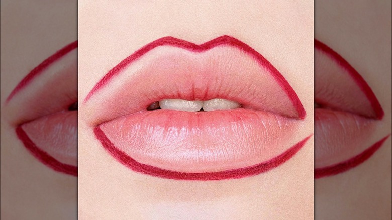 Disconnected lip liner