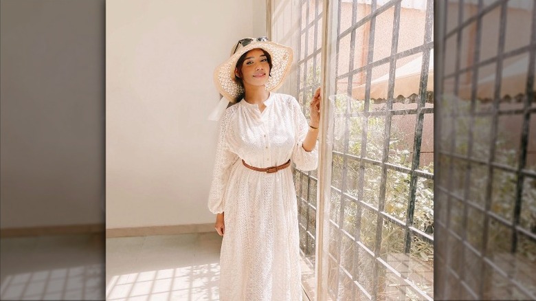 woman in Oversized sun hat