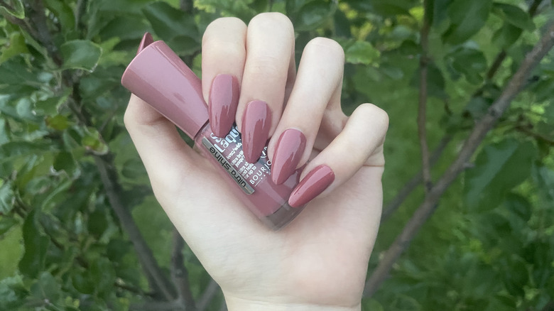 Bourjois Beige Glamour nail polish swatch