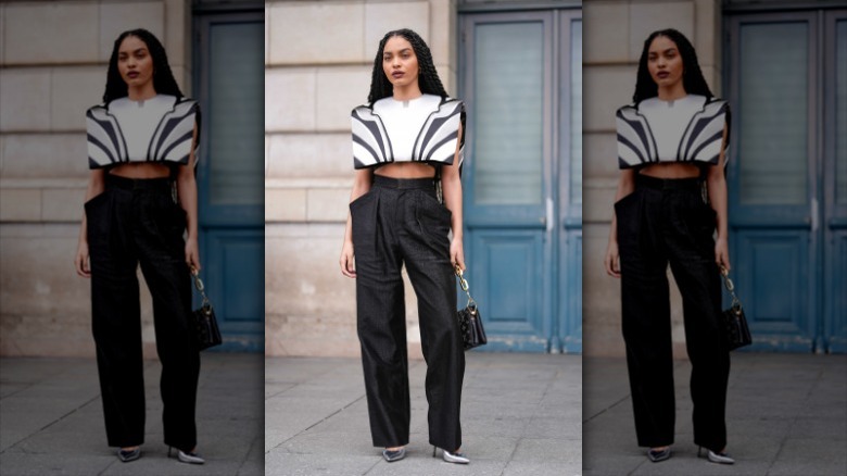 woman wearing black pants