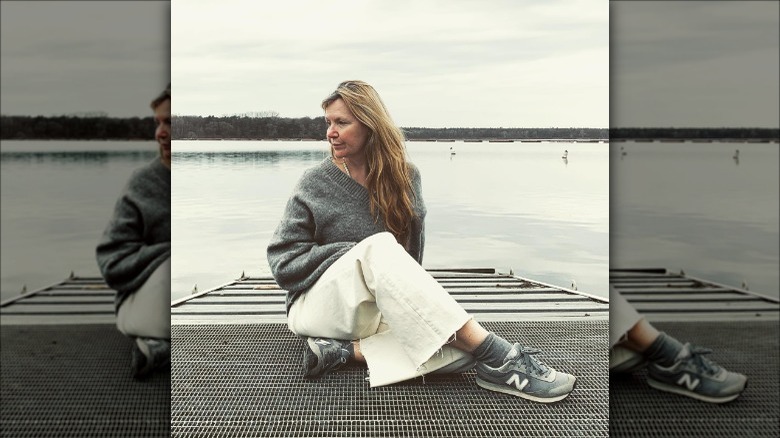 woman wearing white slouchy jeans