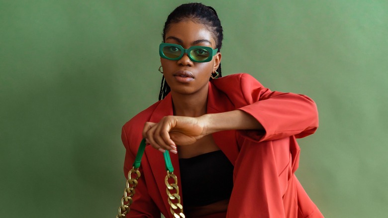 Woman with green sunglasses