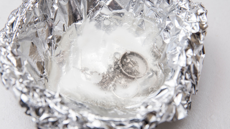 tarnished jewelry in baking soda mixture