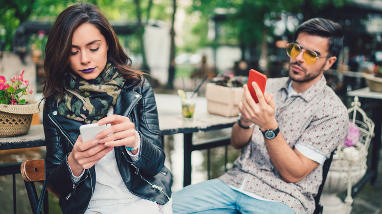 Couple avoids eye contact