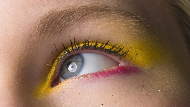 two-tone colored eyeliner makeup