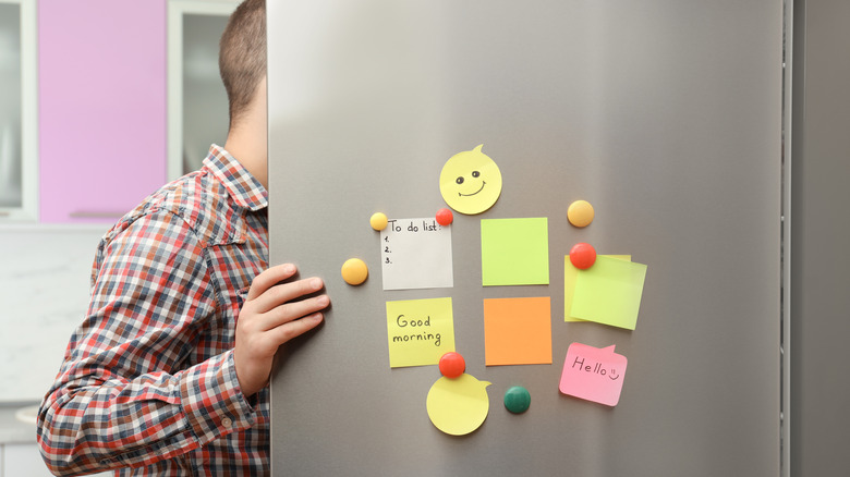 Post it notes on fridge
