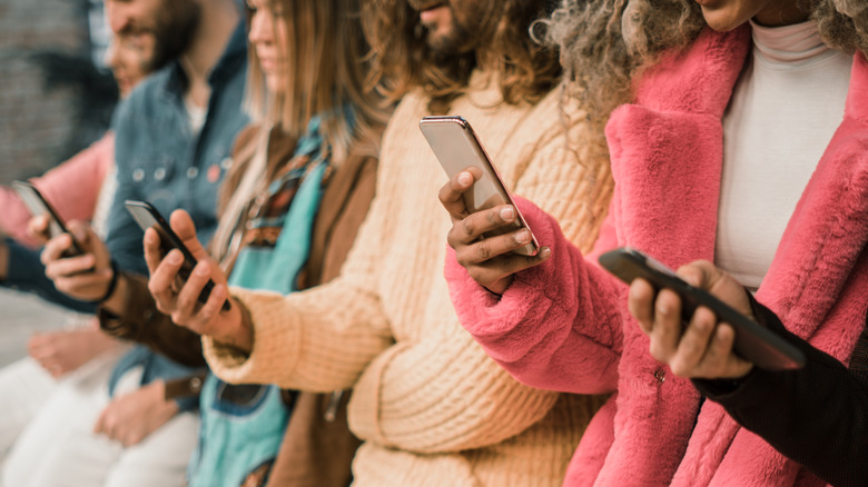 many people phubbing