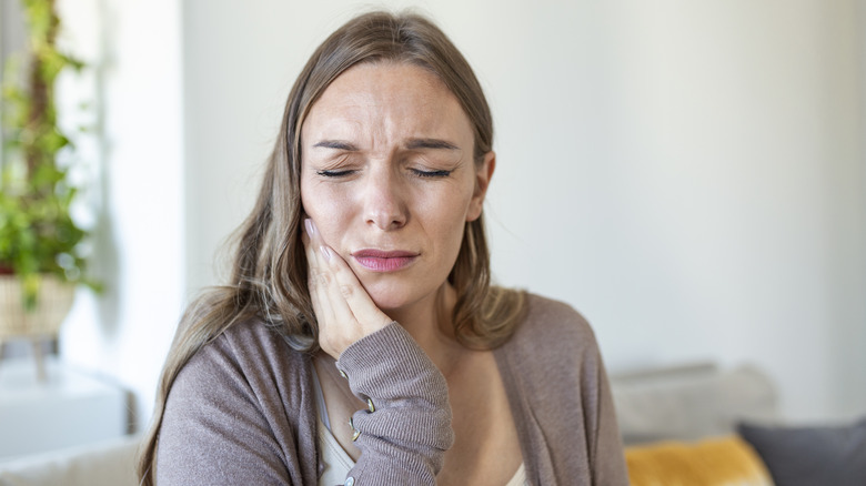 Woman jaw pain