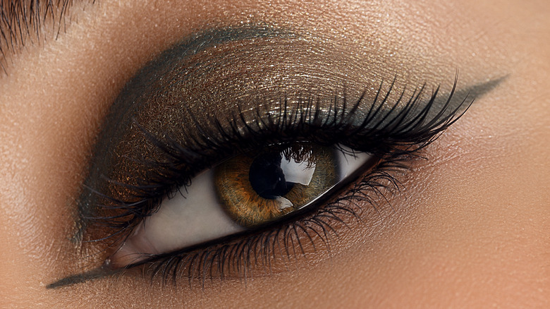 Smokey eye with glitter