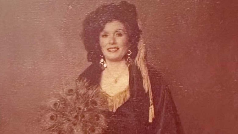 Willadeene Parton the oldest Parton sibling posing for a picture