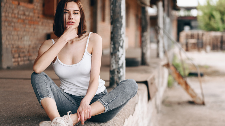 Woman wearing skinny jeans