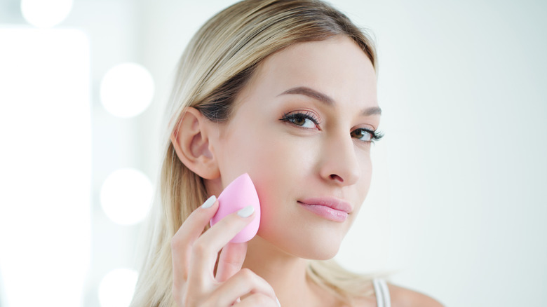 woman using beauty blender