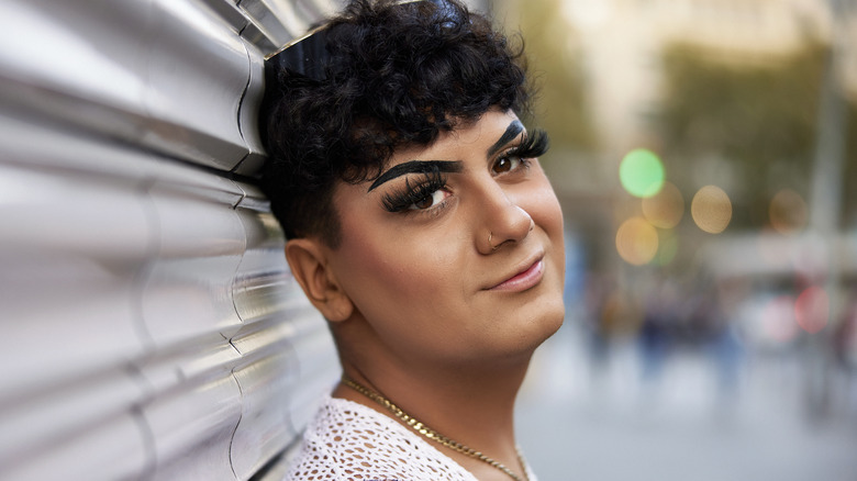 Person with big fake lashes