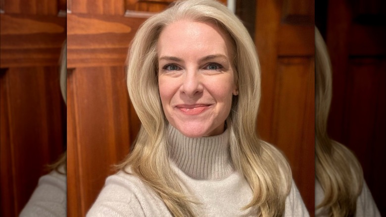 Blond hair with layers turtleneck