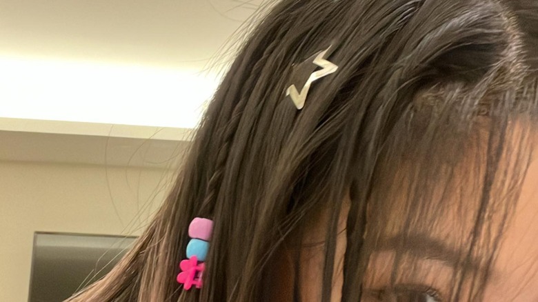 woman wearing gold star shaped barrette