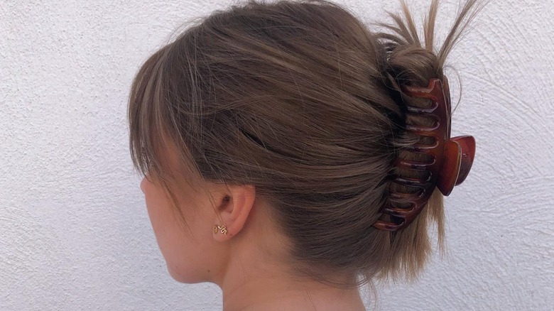 woman wearing y2k claw clip