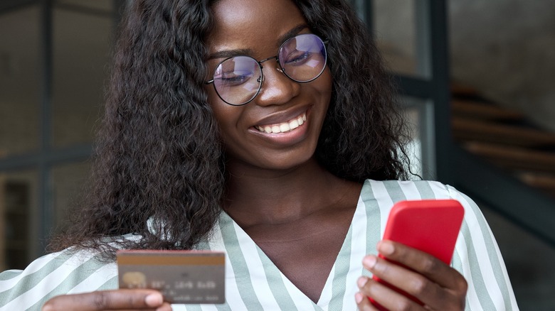 woman holding gift card
