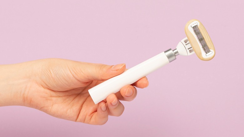 closeup of a hand holding a razor