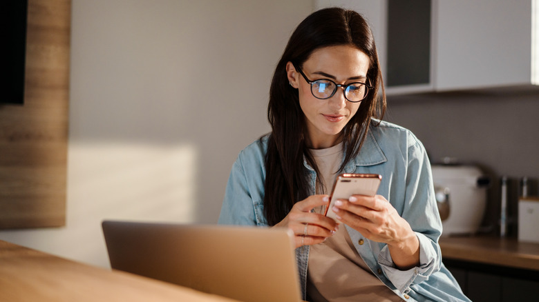 person conducting online research