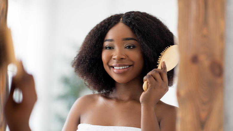 woman detangling coily hair