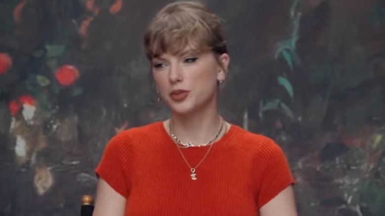 Taylor Swift wearing a