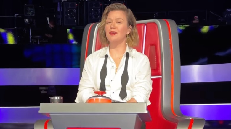 Kelly Clarkson wearing a bob haircut on